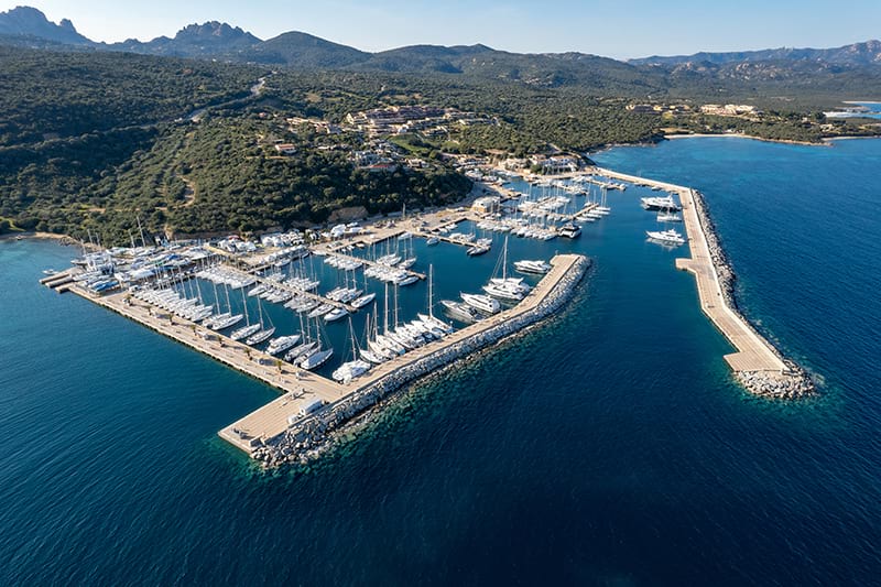 Vista panoramica del porto di Portisco