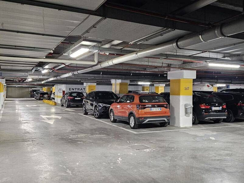 Drivers Gilbe - Porto Trieste Auto parcheggiate Drivers Gilbe - Porto Trieste