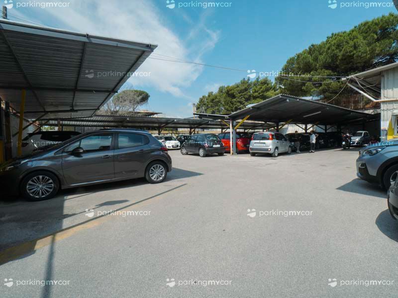 Garage Cristian - Porto Napoli Posti auto sotto tettoia Garage Cristian - Porto Napoli