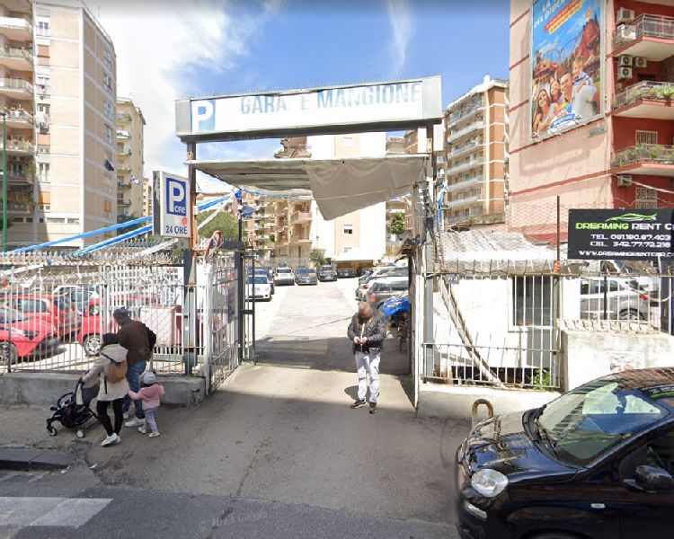 Garage Andrea Mangione - Napoli centro città Ingresso Garage Andrea Mangione - Napoli centro città