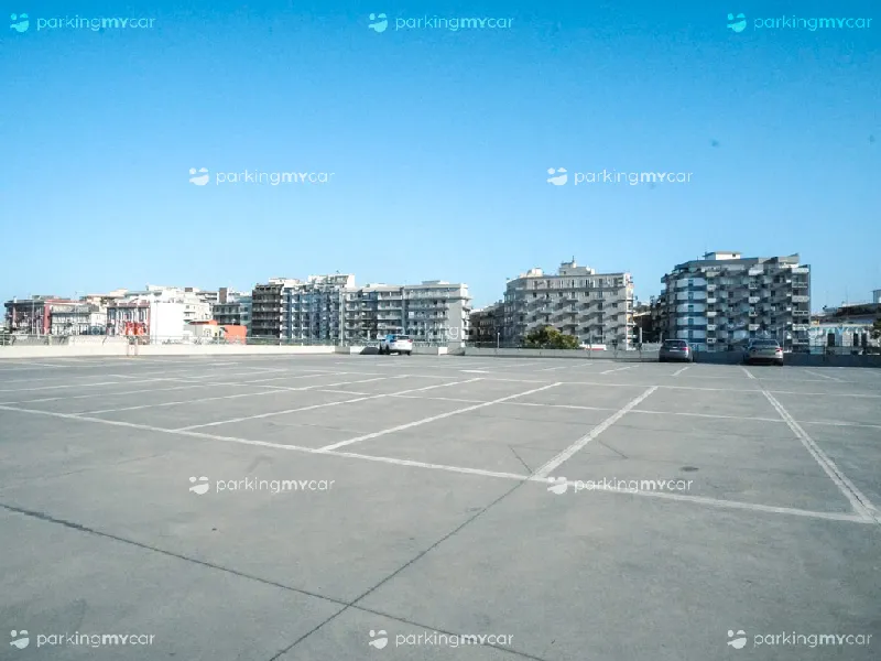 SABA Guadagni - Bari stazione centrale Ultimo piano scoperto SABA Guadagni - Bari stazione centrale