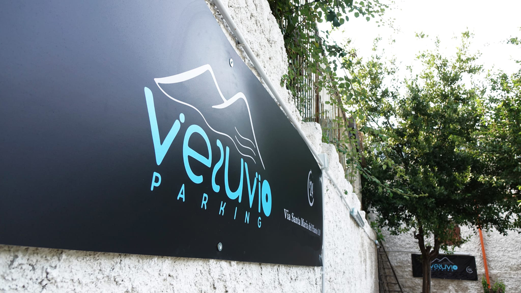 Vesuvio Parking - Porto Mergellina | ParkingMyCar Insegna Vesuvio Parking - Porto Mergellina | ParkingMyCar