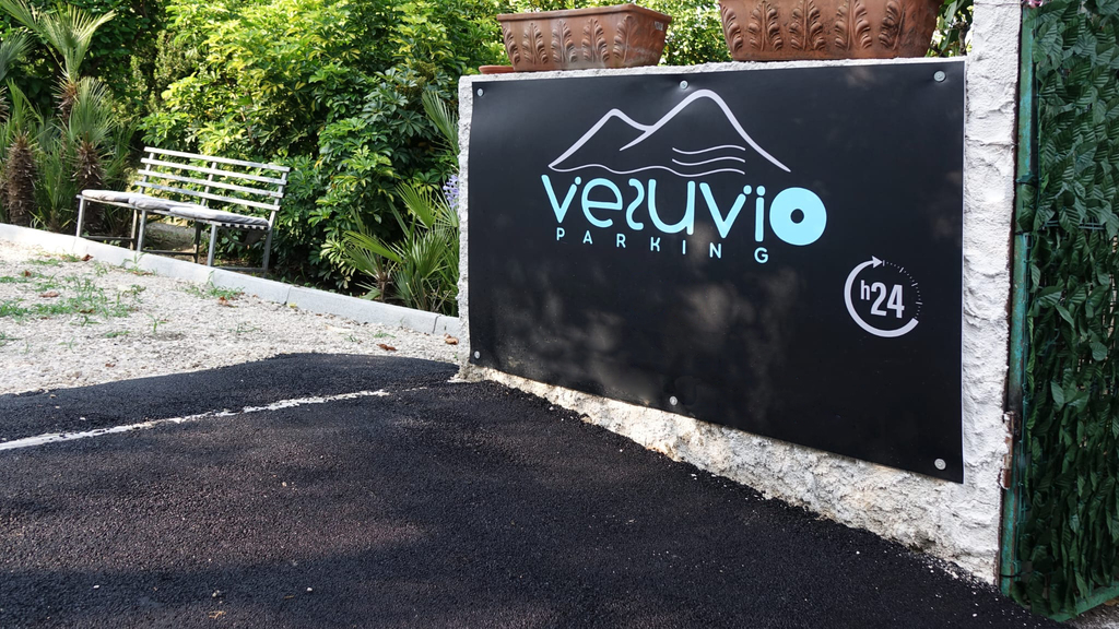 Vesuvio Parking - Porto Mergellina | ParkingMyCar Insegna Vesuvio Parking - Porto Mergellina | ParkingMyCar