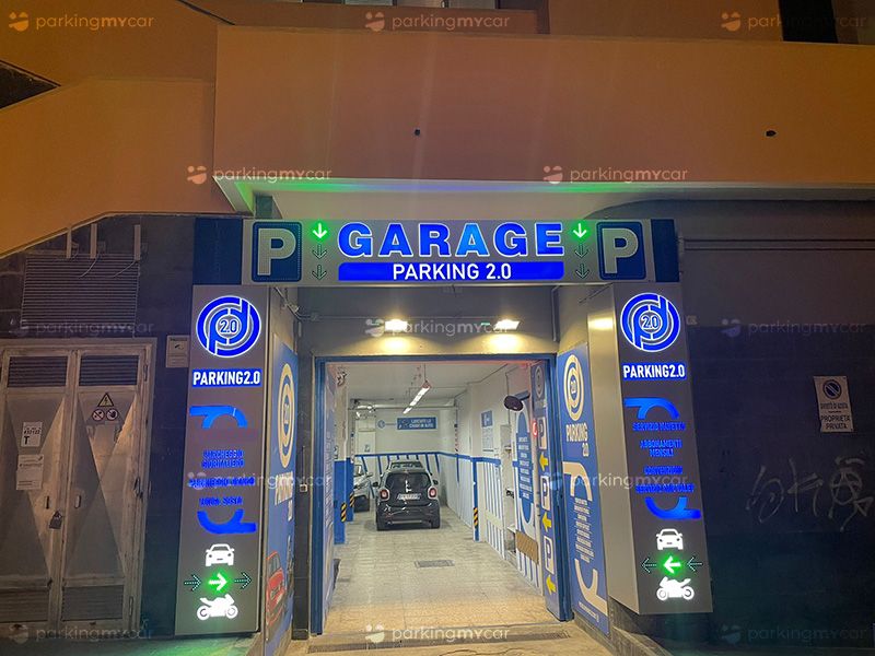 Parking 2.0 - Porto Pozzuoli Ingresso di notte Parking 2.0 - Porto Pozzuoli
