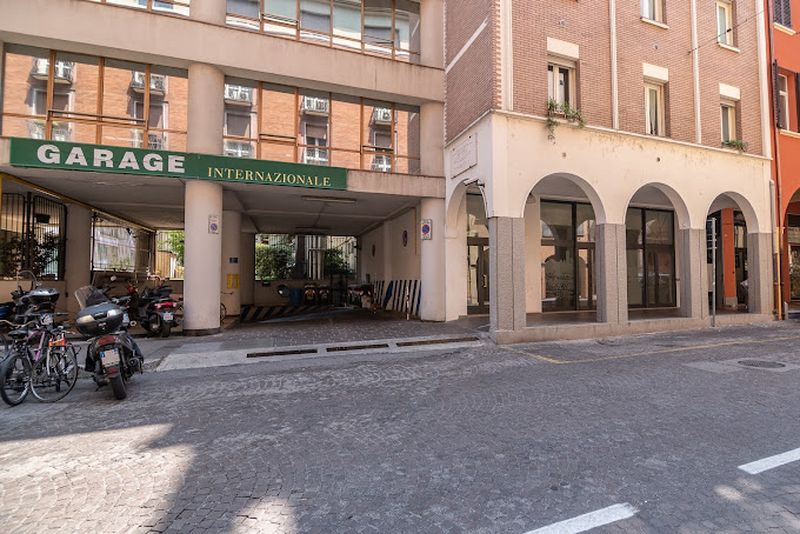 Garage Internazionale - Bologna stazione centrale Ingresso Garage Internazionale - Bologna stazione centrale