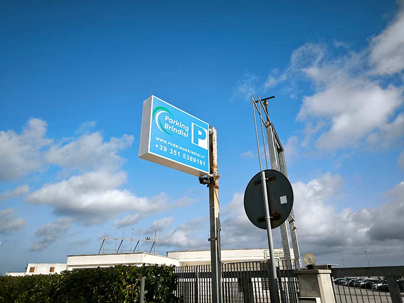 Parking Brindisi - Aeroporto Brindisi Insegna Parking Brindisi - Aeroporto Brindisi