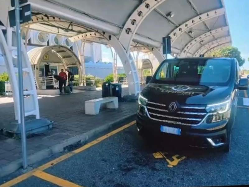 Unirei Parking - Aeroporto Lamezia Terme Navetta sotto tettoia Unirei Parking - Aeroporto Lamezia Terme