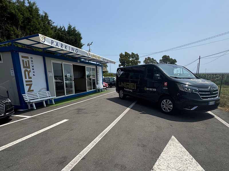 Unirei Parking - Aeroporto Lamezia Terme Navetta di fronte alla reception Unirei Parking - Aeroporto Lamezia Terme