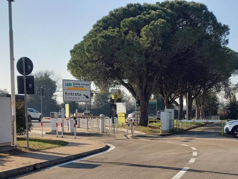 P4 - Parcheggio Ufficiale Aeroporto di Venezia Ingresso P4 - Parcheggio Ufficiale Aeroporto di Venezia